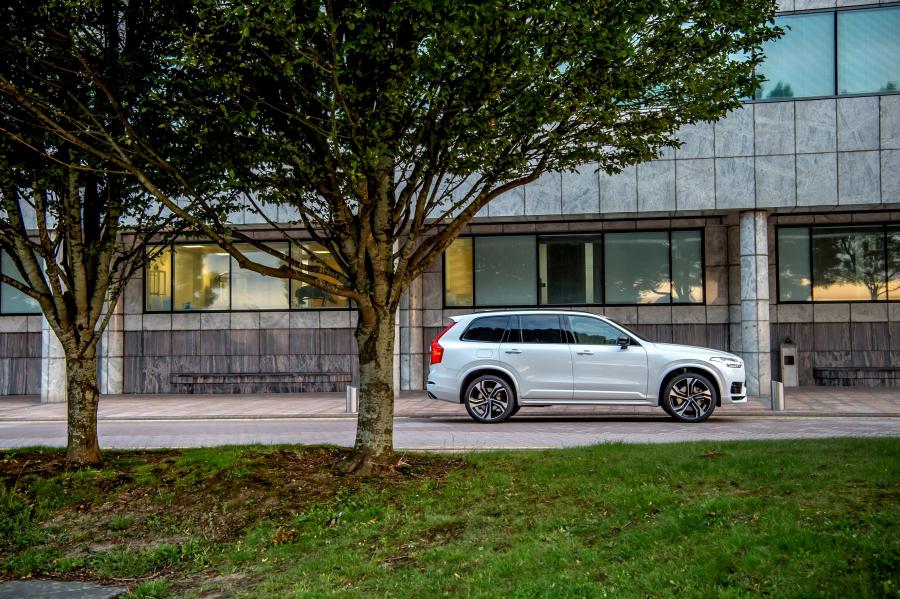  Volvo XC90 T8 Twin Engine R-Design 2019 года  (UK) (фото 21 из 40)
